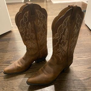 Almost new women’s Ariat J toe cowboy boots